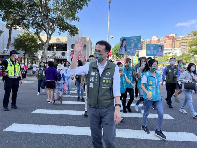 民進黨桃園市長參選人鄭運鵬今早因體溫過高臨時取消受訪行程，經快篩後呈陽性反應確診，強調明天誓師大會如期舉行，自己會用連線的方式參與。（陳夢茹攝）