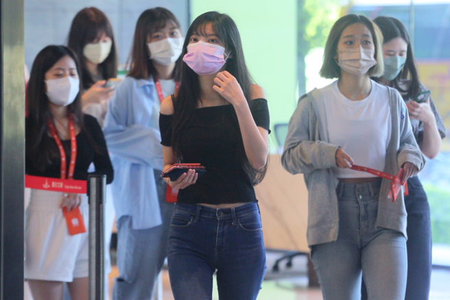 口罩令至少到年底，民眾出入公共場所仍要緊戴。（張鎧乙攝）