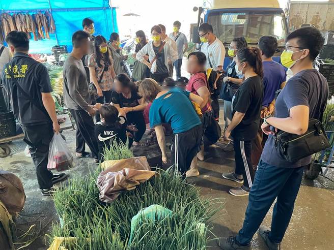 捕蜂大队在洗葱工厂查获失联移工。（移民署中区事务大队彰化县专勤队 ）