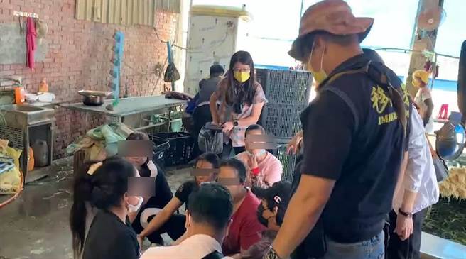捕蜂大队在洗葱工厂查获失联移工。（移民署中区事务大队彰化县专勤队 ）