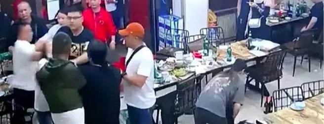 唐山烧烤店打人案一审宣判，主犯陈继志被重判24年。（观察者网）