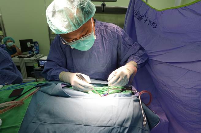 亚大医副院长林志隆自己钻研独创手术，大幅改善患者病情。（亚大附医提供／潘虹恩台中传真）