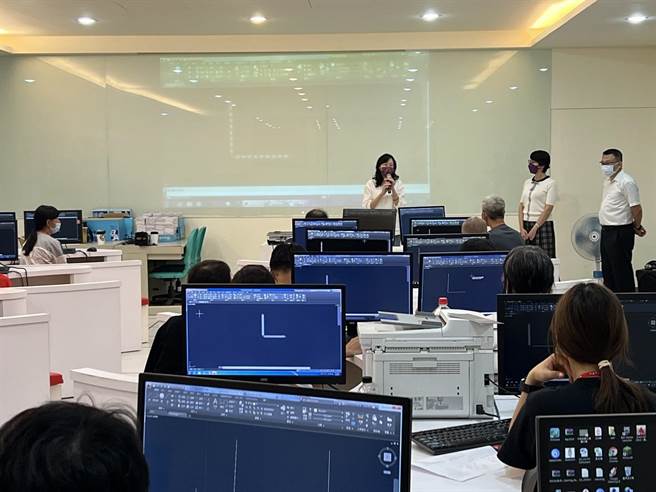 勞工局開辦全台首班科技廠辦營建人才培訓班開訓。（翻攝照片／高雄洪靖宜傳真）