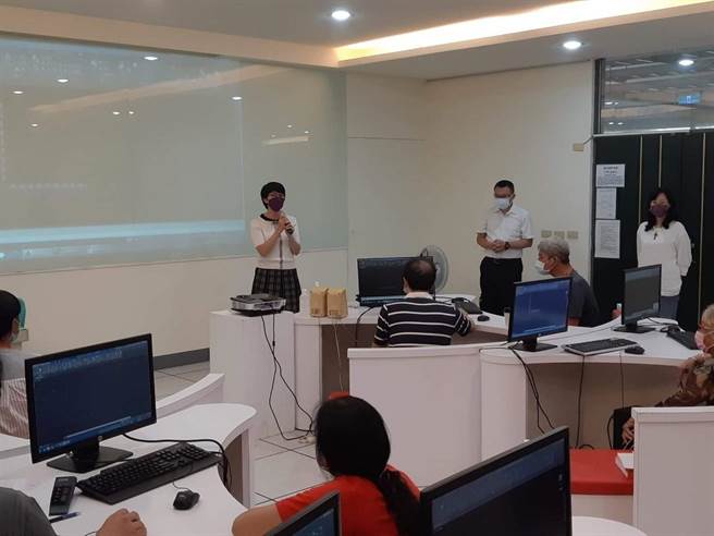 勞工局開辦全台首班科技廠辦營建人才培訓班開訓。（翻攝照片／高雄洪靖宜傳真）