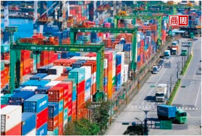 對科技產品需求減少是新台幣貶值壓力之一，今年8 月台灣出口額年增率只有2%，創下近25個月新低。（攝影．楊文財）