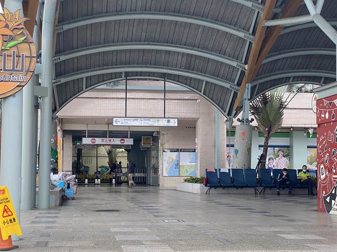 台东强震造成花东铁路受损，虽然花莲富里至台东22 日復驶，但台东纵谷地区通勤族及学生皆反映早班车到达时间太晚，台铁表示将调整时间。（蔡旻妤摄）