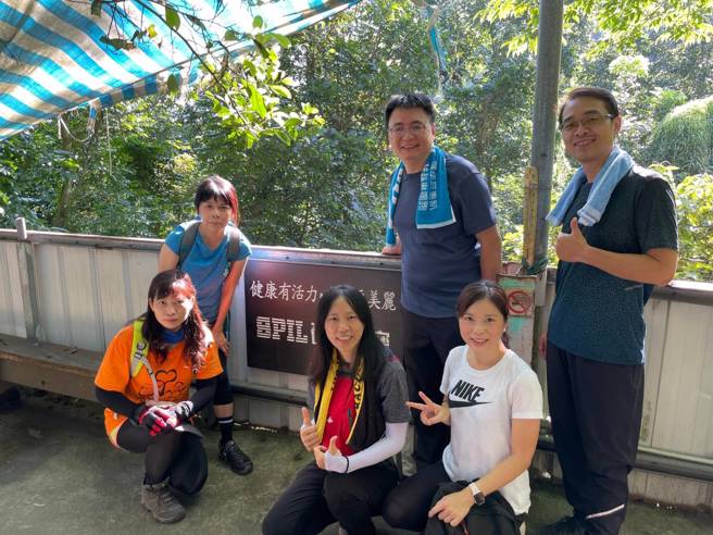 硅品工程师利用假日化身山林清洁队员，净山新竹、台中和彰化共18条热门登山步道。(照片/硅品精密提供)