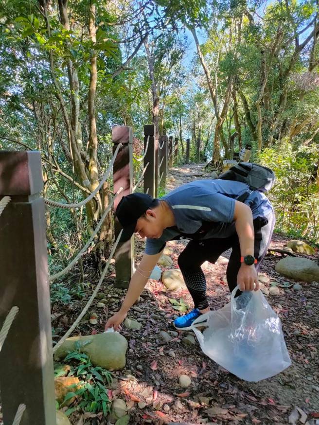 硅品认养大坑2号步道，并鼓励员工利用休假亲近大自然，随手捡拾步道垃圾。(照片/硅品精密提供)