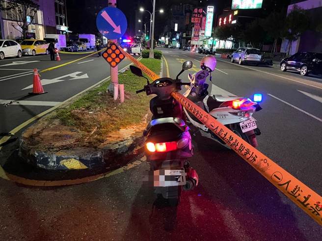 死者的機車。(三重警分局提供)