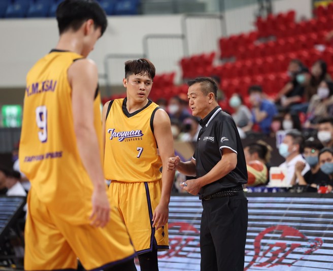 桃园云豹总教练刘嘉发(右)。(中华篮协提供)