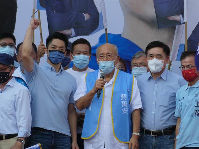 日本將開放旅客自由行，但因日本不承認高端疫苗，打高端疫苗民眾要入境日本，須自備入境前72小時PCR陰性證明。國民黨立委蔣萬安上午表示，國人打高端疫苗反而去日本不方便，這部分衛福部前部長陳時中要負相當大責任。（周志豪攝）