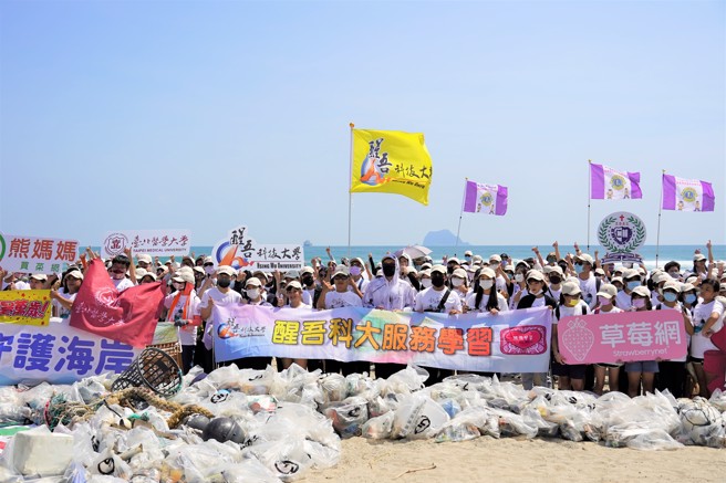 醒吾科大参与「携手净滩、守护海岸」净滩活动，清理1395.8公斤海洋废弃物。(醒吾科大提供)