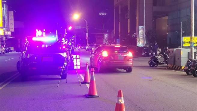 中市警二分局透过「口袋式」战术取缔酒驾，设置封闭式路检，并配置警力于周遭，让逃避车辆转不出警方的手掌心。（中市警二分局提供／潘虹恩台中传真）