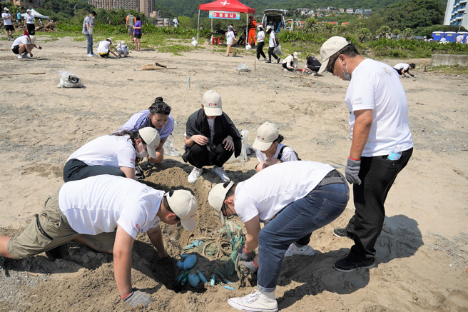 醒吾科大餐旅管理系王聪明老师与同学们一起清理大型废弃渔网。(醒吾科大提供)