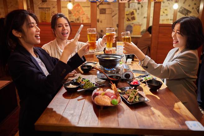 夏于乔、林思宇助阵，与丁噹在MV里饰演好姐妹陪伴疗情伤。（相信音乐提供）