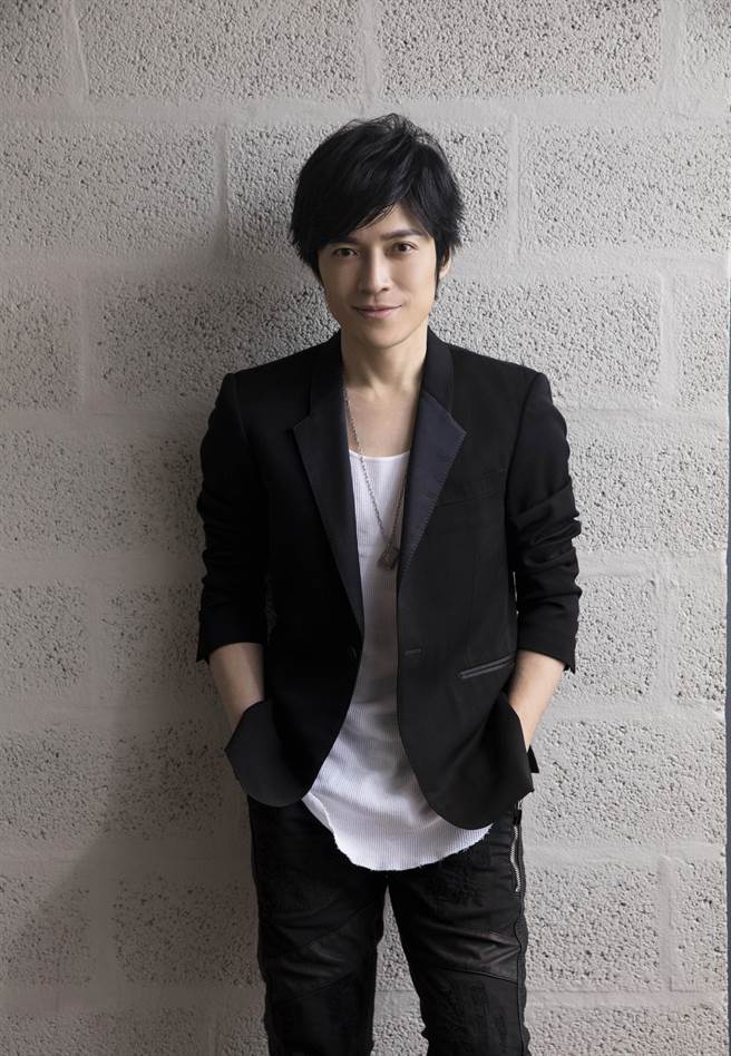 五月天怪兽作曲兼制作丁噹诠释〈女字旁〉。（相信音乐提供）