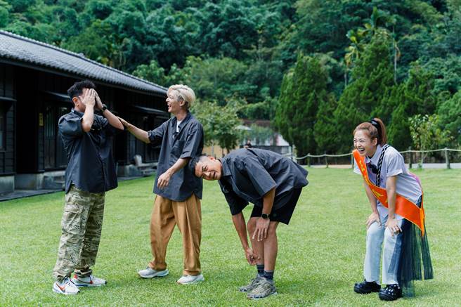 《嗨！營業中》抽籤決定誰是店長。左起庹宗康、炎亞綸、姚元浩、吳映潔。（好看娛樂提供）