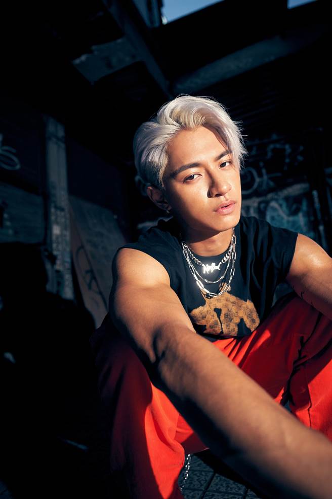 吴霏推出首张个人创作专辑《Not Bad》。（环球音乐提供）