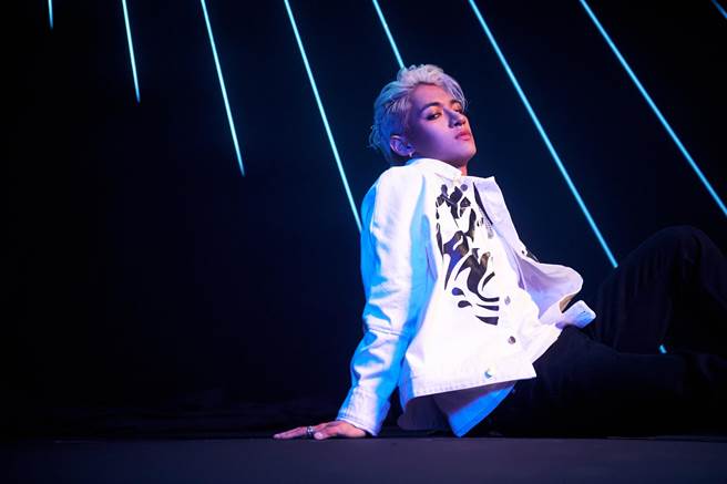 吴霏在〈野男人〉MV中展现最野的模样。（环球音乐提供）