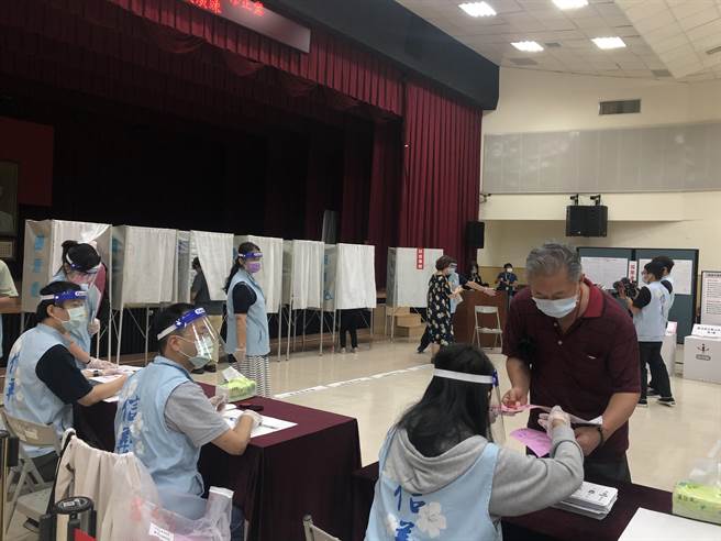 台北市信義區公所23日模擬投票，民眾依序排隊領票。（張芷瑜攝）
