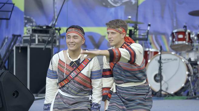 贾斯汀（右）透过黄一峯带领认识泰雅部落。（沃土影像提供）