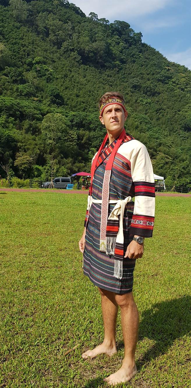 贾斯汀穿泰雅族服。（沃土影像提供）