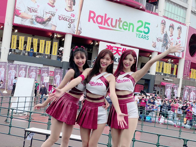 乐天桃猿啦啦队女孩筠熹(左)、颖乐(中)及菲菲(右)受日职东北金鹫邀请，前往日本乐天生命球场开球。(乐天桃猿提供)