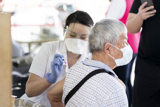 新竹市政府23日指出，莫德納次世代雙價疫苗7975劑將於24日到貨，作為追加劑（第3劑、第4劑、第5劑）使用，今起開放預約。（新竹市政府提供／王惠慧新竹傳真）