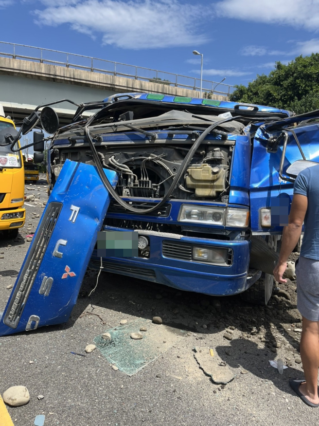 车头严重损毁，男驾驶一度受困于车内。(记者爆料网提供)