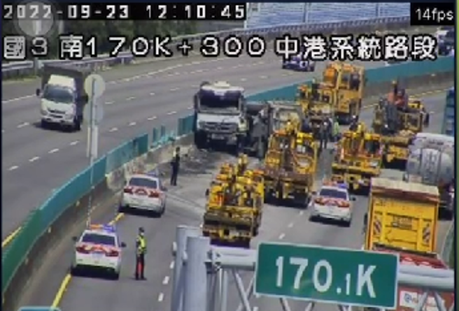 事故造成全线紫爆，车道回堵9公里。(记者爆料网提供)


