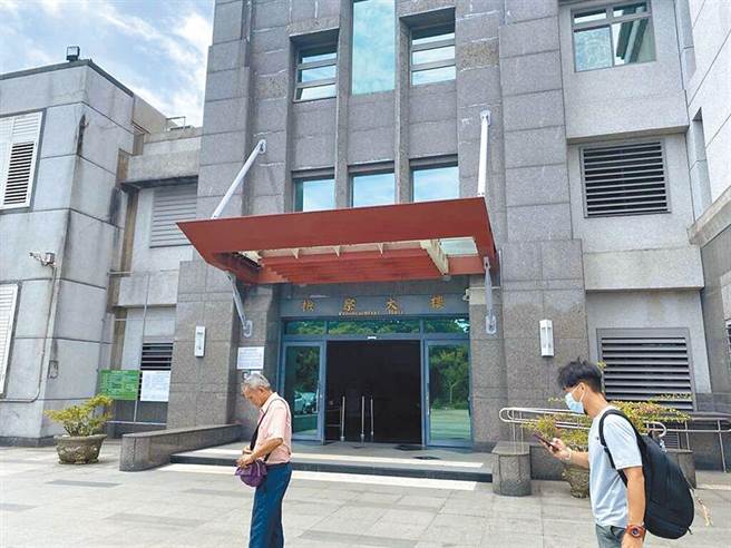 花检查获贿选，兵分21路展开缉查搜索。（本报资料照片）