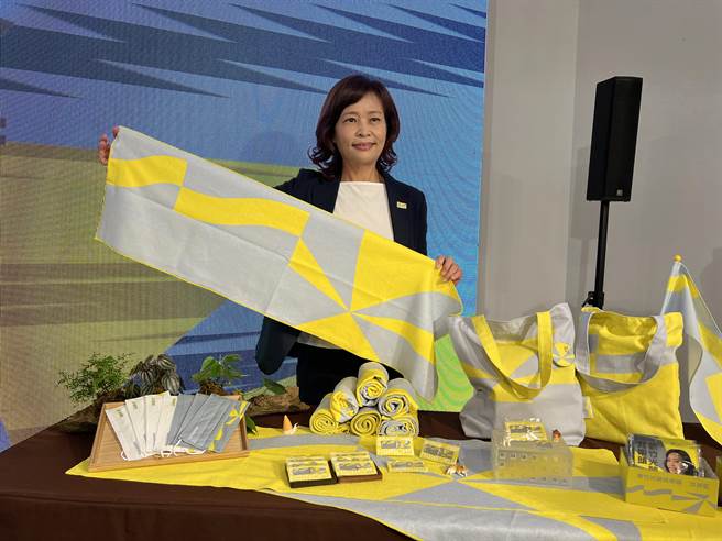 民进党新竹市长参选人沈慧虹23日举行友善店家暨小额募款记者会，公布毛巾、徽章、帆布袋、口罩4大募款小物。（王惠慧摄）