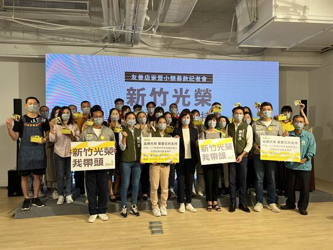 沈慧虹也募集新竹「友善店家」，目前有近30家店面加入，老板们也在现场跟着沈慧虹一起高喊「集气！冻蒜！」气氛欢乐温馨。（王惠慧摄）