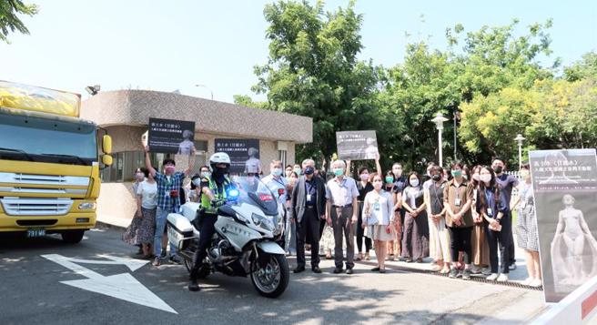 台湾前辈艺术家黄土水雕塑作品「甘露水」，2021年底首度于台北北师美术馆展出，造成轰动，歷经高雄市立美术馆展出后，22日终于回到国立台湾美术馆，馆长廖仁义与全体同仁列队欢迎经典作品入藏。（图/ 中央社）