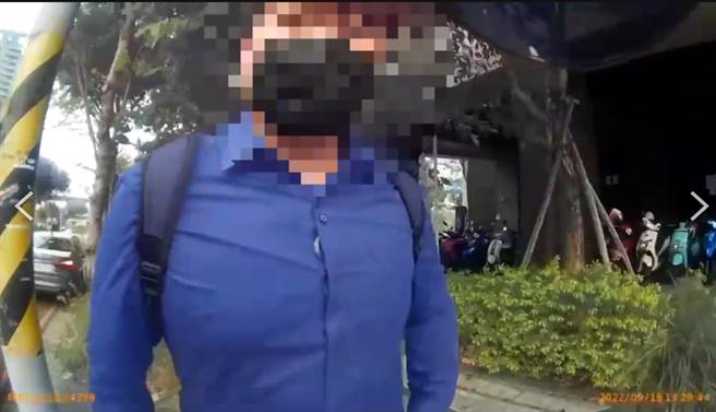 警方上前盘查35岁陈嫌身份。（警方提供）