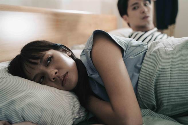 黄姵嘉（前）与侯彦西在《平交道》单元饰演貌合神离的夫妻。（转高高娱乐提供）