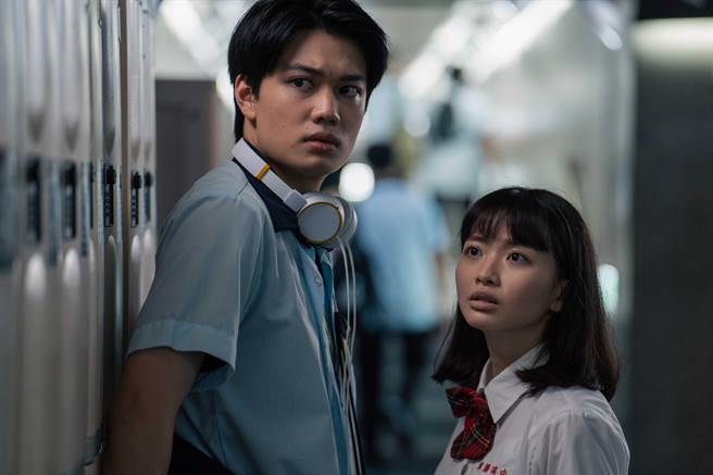 刘子铨（左）与乔湲媛在《置物柜少女》单元互飙演技，戏外靠冷笑话变熟。（转高高娱乐提供）