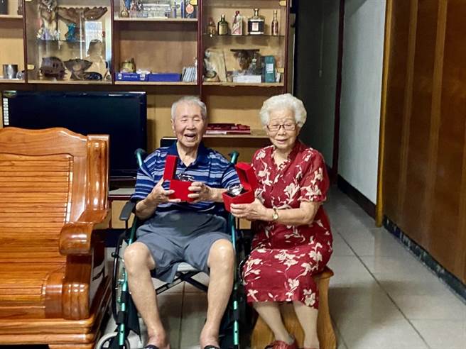 重陽節前夕，新竹市政府拜訪獲選鑽石婚的87歲徐元換、83歲徐曾梅賢伉儷，​子女們也返家陪伴父母，並送上「巨型鑽戒」祝福​。（王惠慧攝）