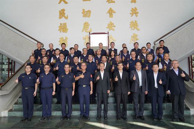 警政署署长黄明昭今（23日）率刑事警察局长李西河等人到云林县警察局召开选举治安维护及查贿制暴工作座谈会议后合影。（云林县警局提供）