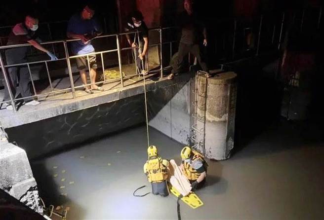 男童下水圳玩水，水闸门意外开启，被大水冲走，歷经8小时被寻获，已经没有生命迹象。（民眾提供／吴敏菁彰化传真）