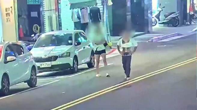 警方調閱監視器，發現兩人明顯認識。（警方提供）