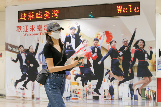 王必胜说当疫情趋近流感化，指挥中心自然就会解散。图为桃园机场入境旅客。（陈麒全摄）