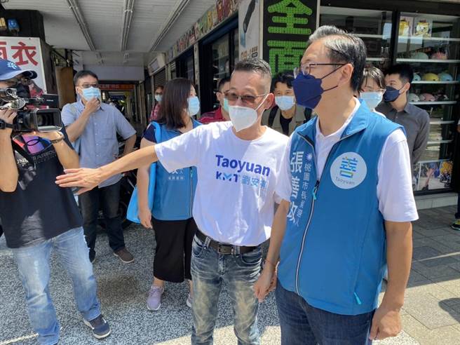 国民党桃园市长参选人张善政（右）今赴中坜中华路、兴仁路口会勘，端出第2波交通政见。（蔡明亘摄）
