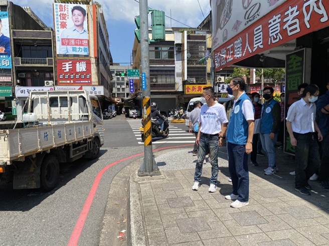 国民党桃园市长参选人张善政今会勘中坜交通事故热点之一的中华路、兴仁路口。（蔡明亘摄）