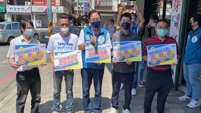 国民党桃园市长参选人张善政（中）提出第2波交通政见，要重新评估并适度解除两段式左转，全面检视待转区设置的安全性。（蔡明亘摄）