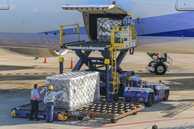 次世代疫苗明開打。圖為上批疫苗抵台的畫面。（陳麒全攝）