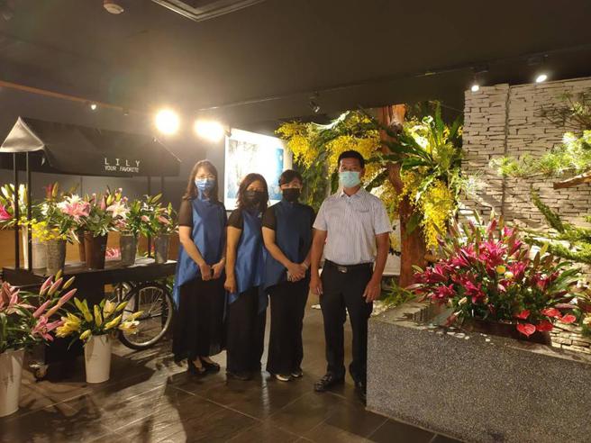 （台湾百合产业发展协会理事长罗弘奇，邀请民眾到春水堂台中12家分店，欣赏国产百合花艺之美。图／业者提供）