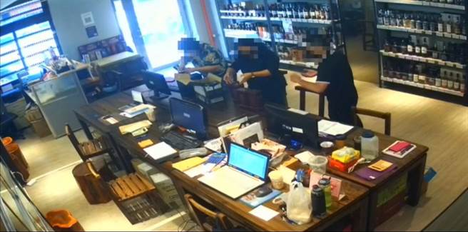 高雄41岁孙姓男子9月中旬到洋酒行向41岁卢姓女店员佯称要买威士忌，期间用装熟的方式让卢女放下戒心，拿到7瓶酒后先向卢女谎称要领钱，之后骑车逃逸，卢女发觉受骗时为时已晚。（翻摄照片／崔正纲高雄传真）