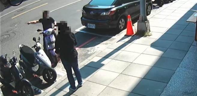 高雄41岁孙姓男子9月中旬到洋酒行向41岁卢姓女店员佯称要买威士忌，期间用装熟的方式让卢女放下戒心，拿到7瓶酒后先向卢女谎称要领钱，之后骑车逃逸，卢女发觉受骗时为时已晚。（翻摄照片／崔正纲高雄传真）