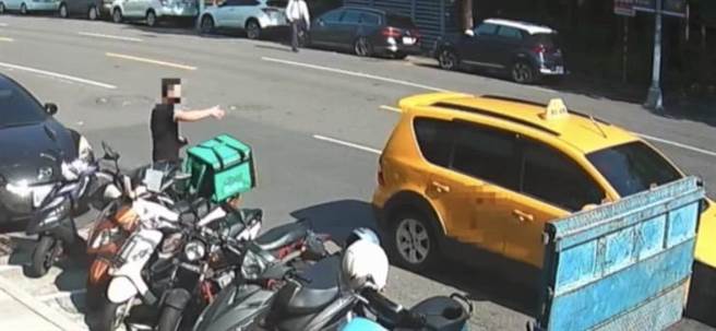 孙男拿到酒后，吩咐计程车司机到附近超商寄货给买家。（翻摄照片／崔正纲高雄传真）